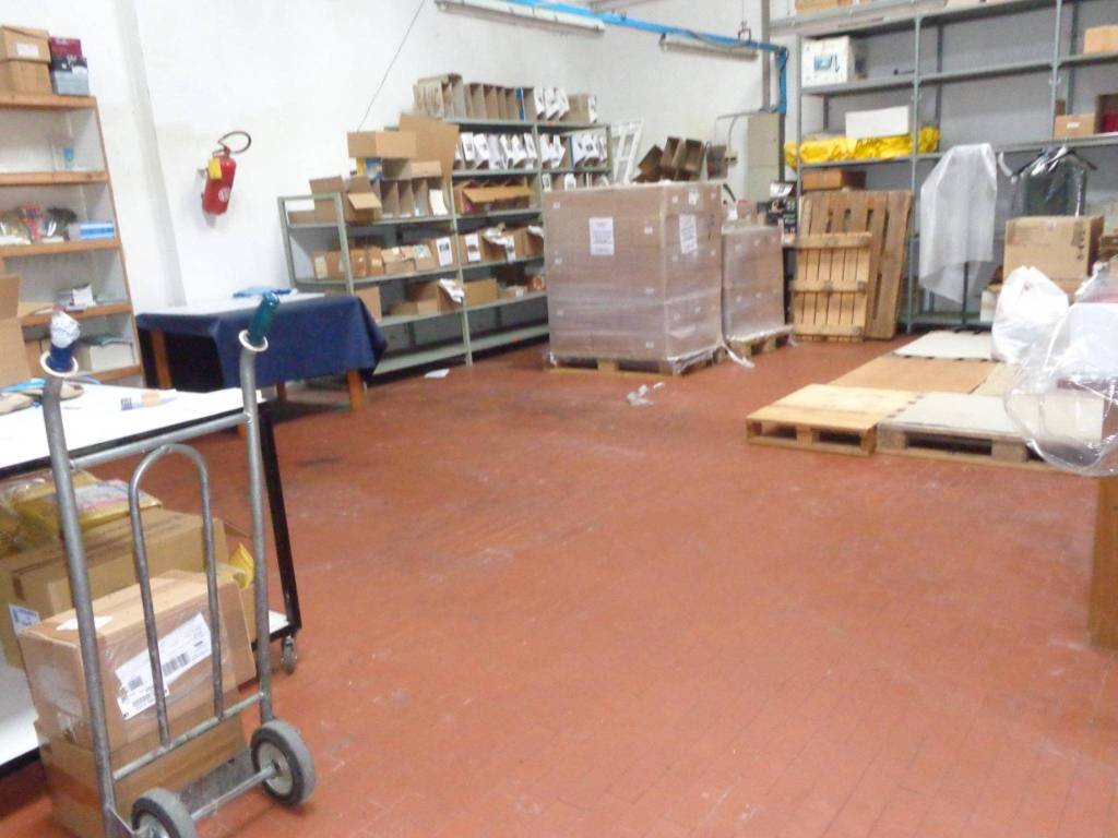locale commerciale in vendita a Prato in zona Iolo