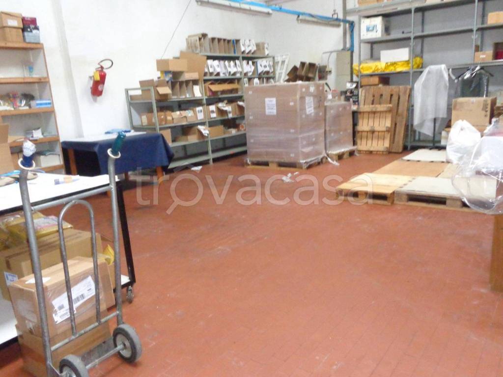 locale commerciale in vendita a Prato in zona Iolo