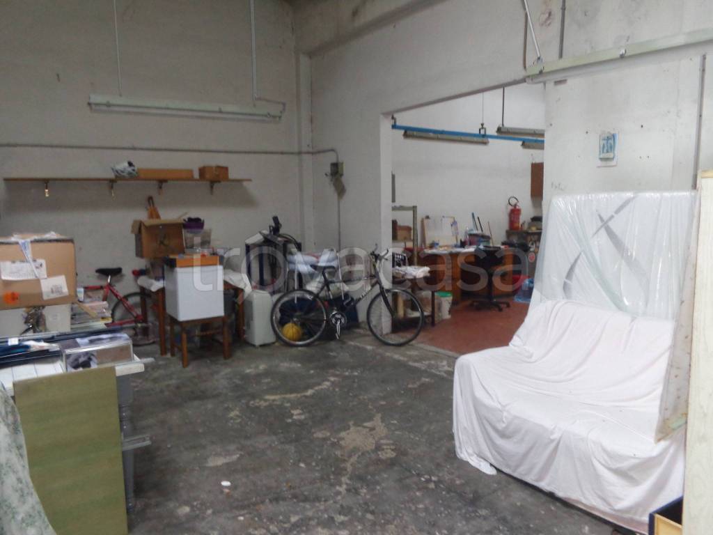 locale commerciale in vendita a Prato in zona Iolo