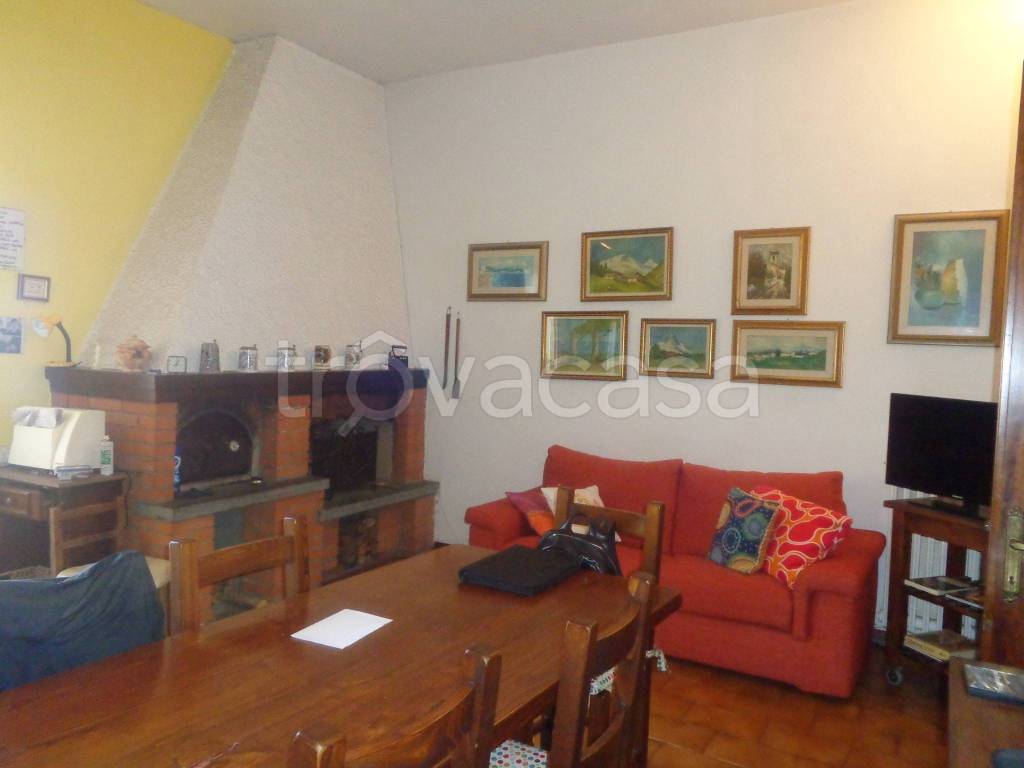 casa indipendente in vendita a Prato in zona Iolo