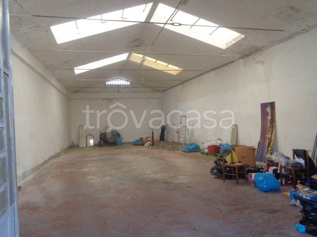 locale commerciale in vendita a Prato in zona Santa Lucia