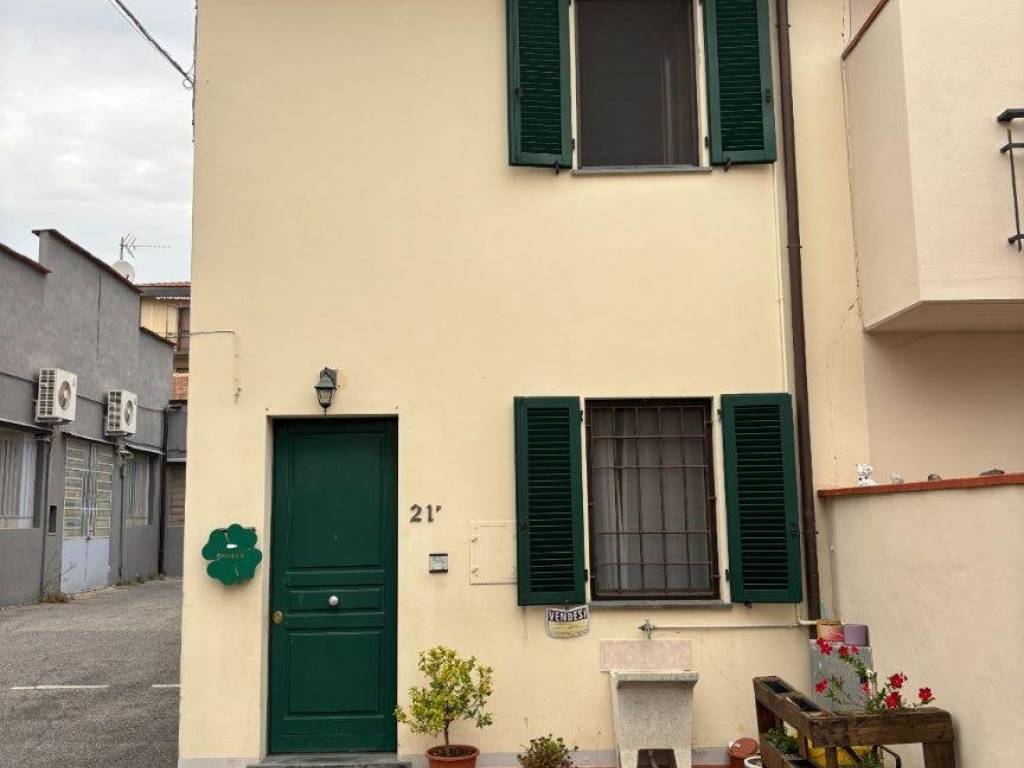 casa indipendente in vendita a Prato in zona Vergaio
