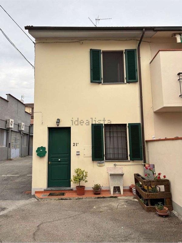 casa indipendente in vendita a Prato in zona Vergaio