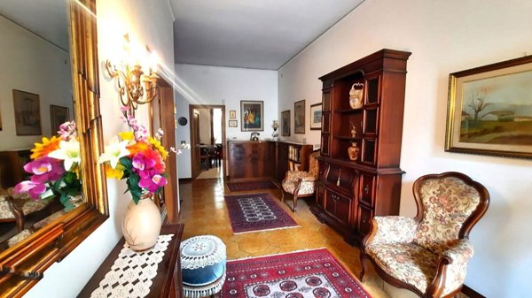 casa indipendente in vendita a Prato