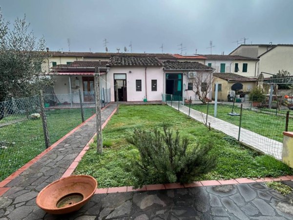 casa indipendente in vendita a Prato in zona Tavola