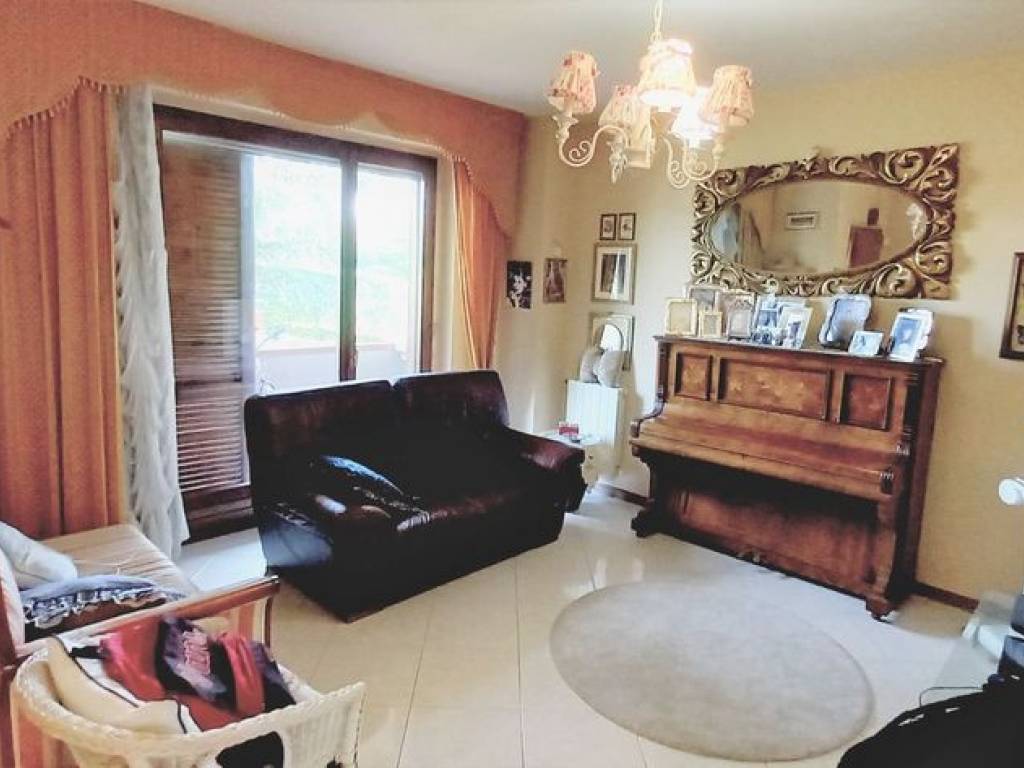 casa indipendente in vendita a Prato in zona Paperino