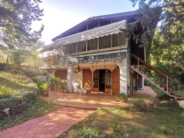 casa indipendente in vendita a Prato in zona Santa Lucia