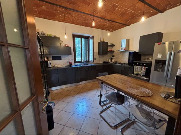 casa indipendente in vendita a Prato in zona Vergaio