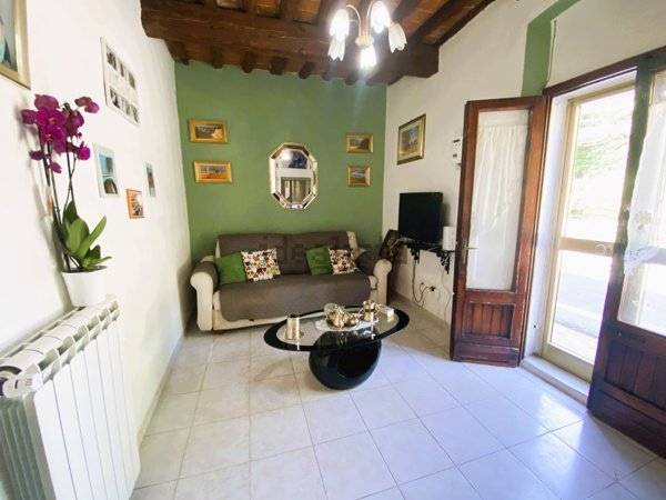 casa indipendente in vendita a Prato in zona Castelnuovo