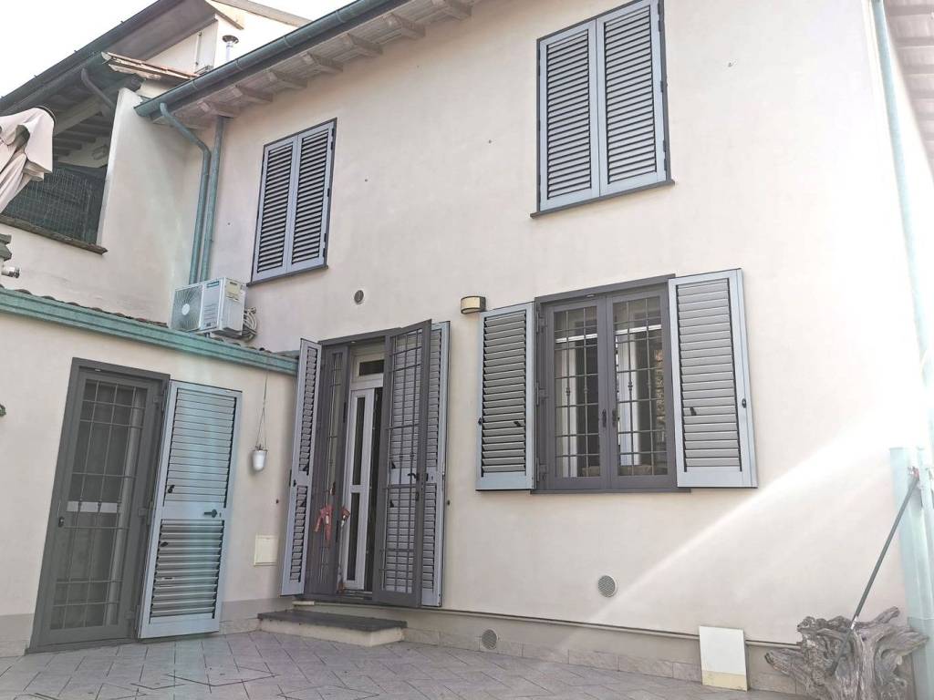 casa indipendente in vendita a Prato in zona Tobbiana