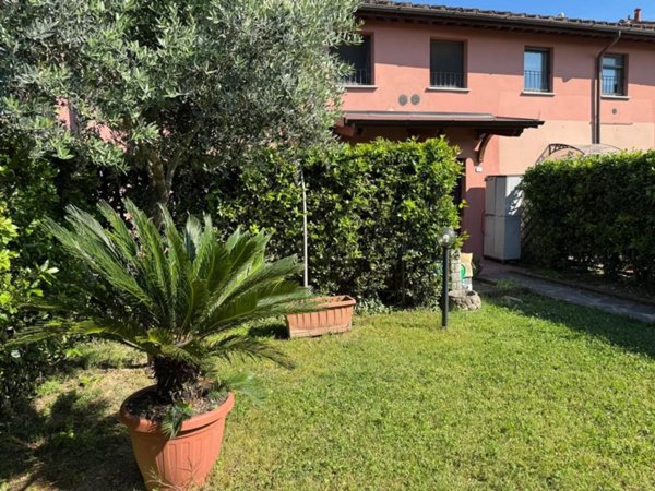 appartamento in vendita a Prato in zona Paperino
