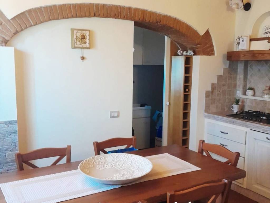 casa indipendente in vendita a Prato in zona Iolo