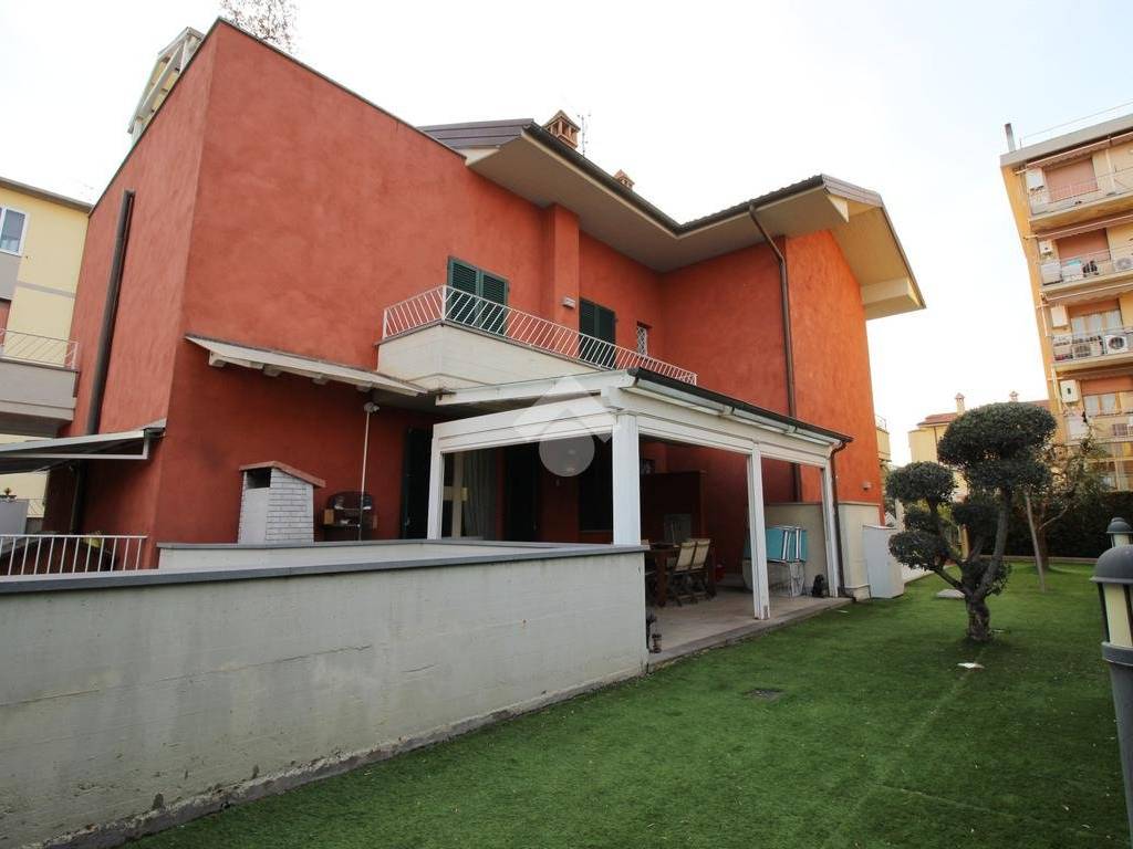casa indipendente in vendita a Prato
