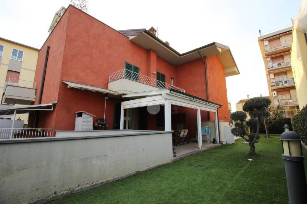 casa indipendente in vendita a Prato