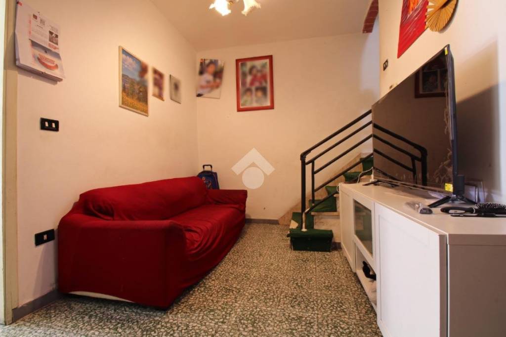 casa indipendente in vendita a Prato in zona Cafaggio
