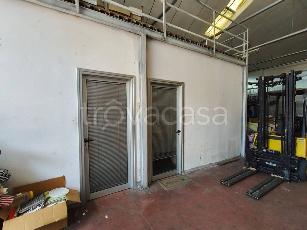 locale commerciale in vendita a Prato in zona Vergaio