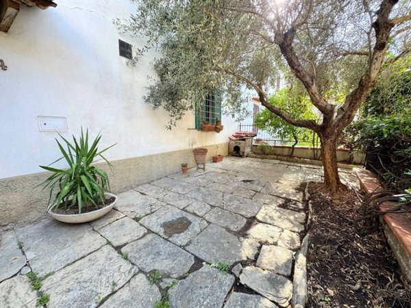 casa indipendente in vendita a Prato