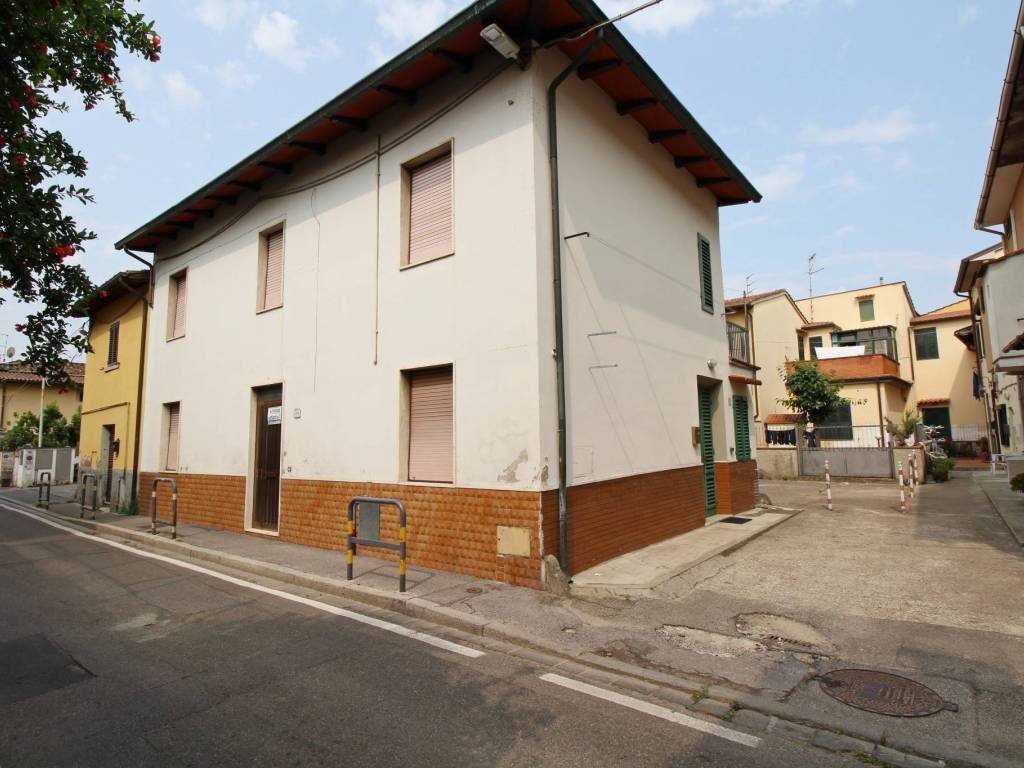 casa indipendente in vendita a Prato in zona Paperino