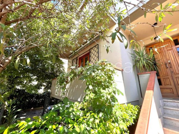 casa indipendente in vendita a Prato in zona Santa Maria