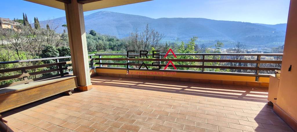 casa indipendente in vendita a Prato in zona Santa Lucia