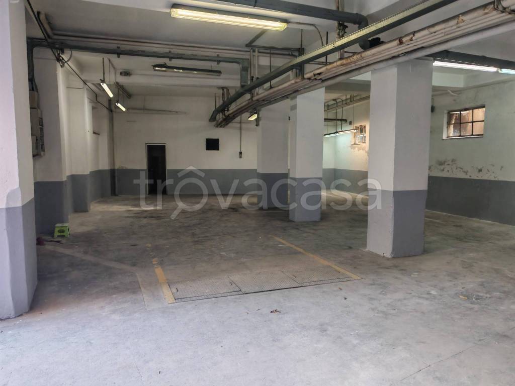 locale commerciale in vendita a Prato