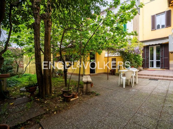 casa indipendente in vendita a Prato in zona Santa Maria