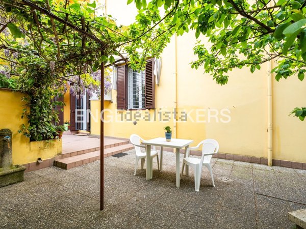 casa indipendente in vendita a Prato in zona Santa Maria
