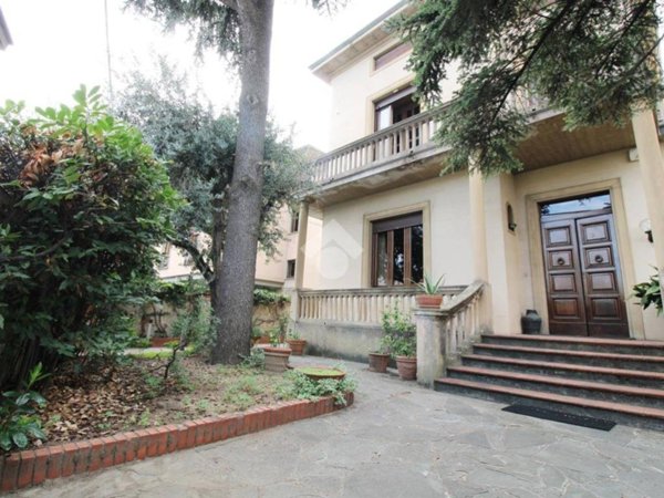 casa indipendente in vendita a Prato