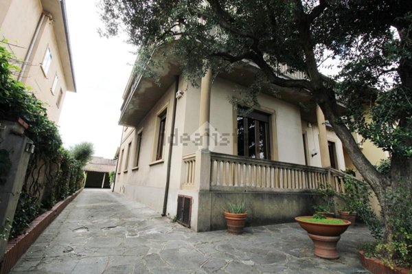 casa indipendente in vendita a Prato