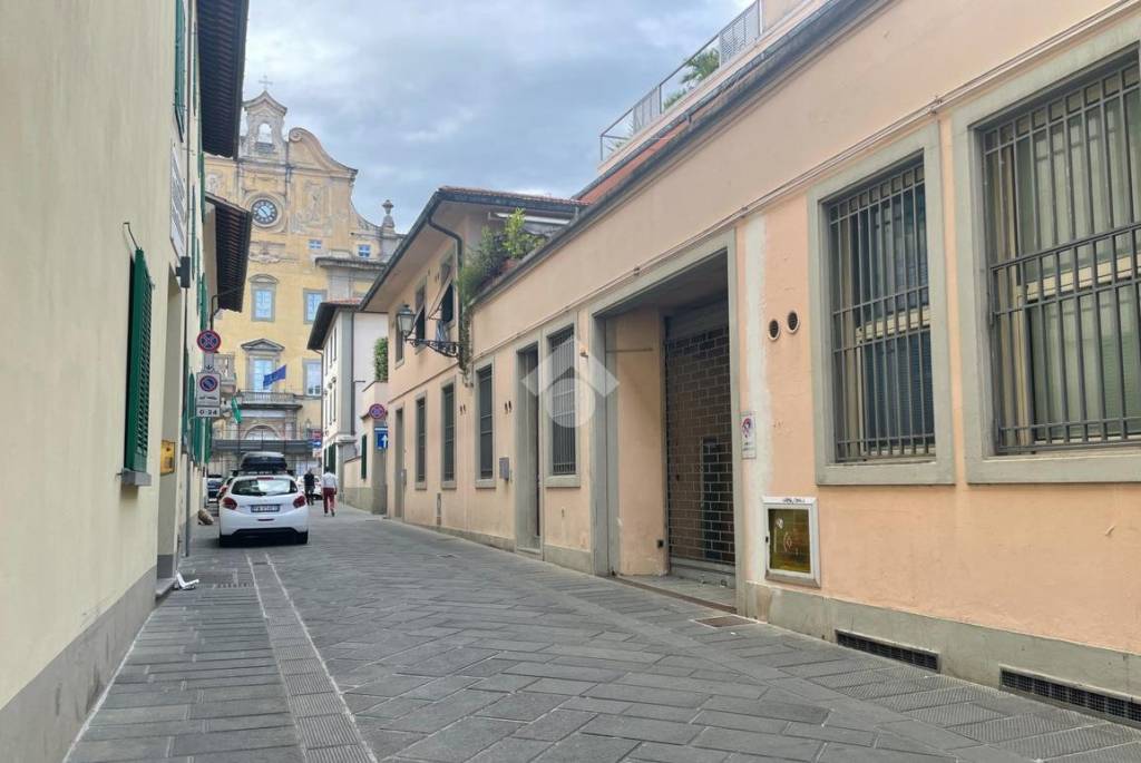 locale di sgombero in vendita a Prato