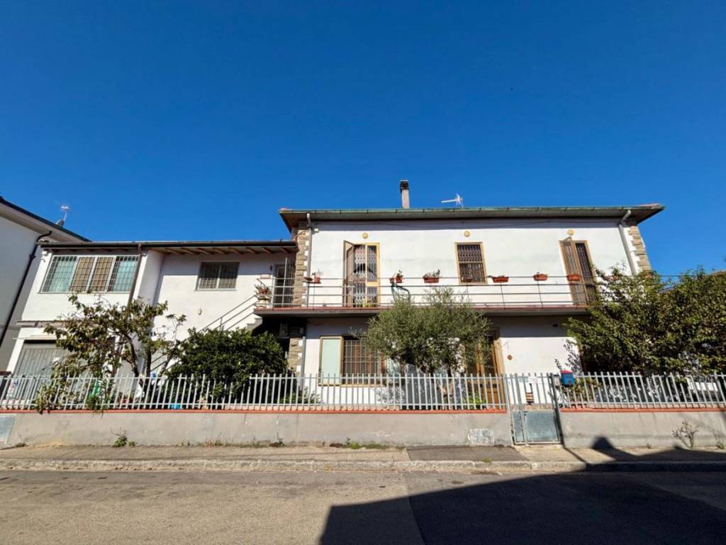casa indipendente in vendita a Prato in zona Iolo