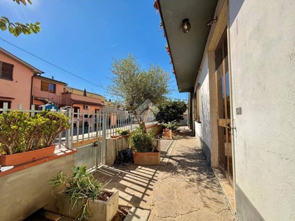 casa indipendente in vendita a Prato in zona Iolo