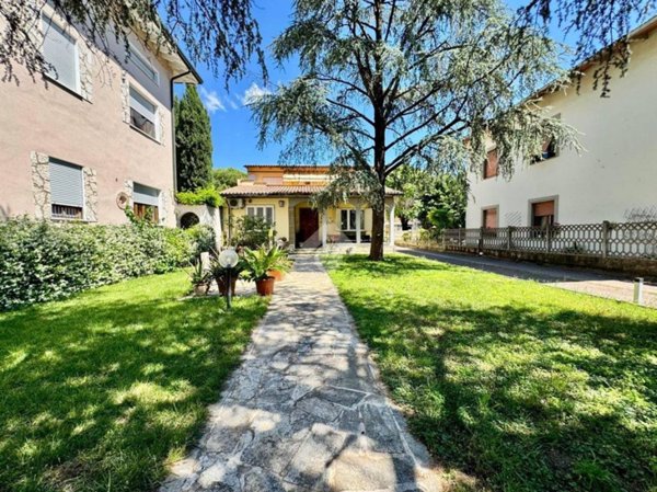 casa indipendente in vendita a Prato in zona Viaccia
