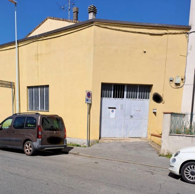 locale commerciale in vendita a Prato