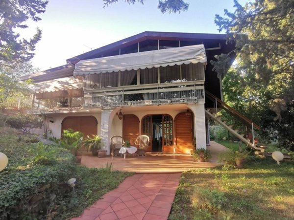 casa indipendente in vendita a Prato in zona Santa Lucia