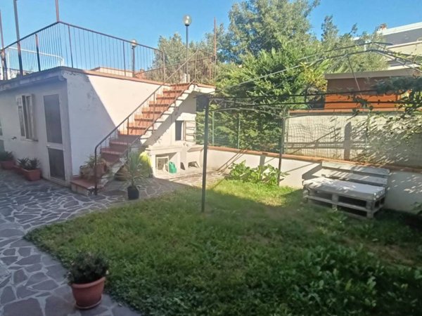 casa indipendente in vendita a Prato in zona Viaccia