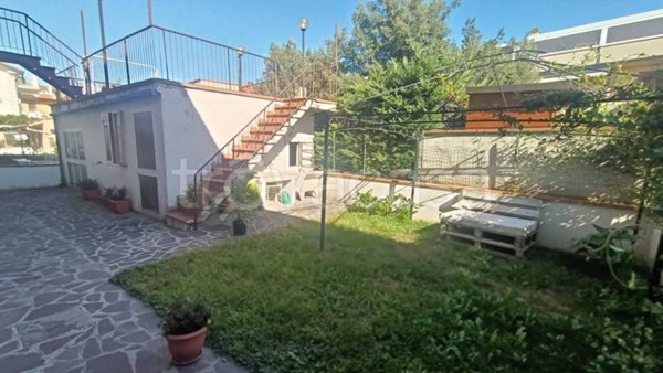 casa indipendente in vendita a Prato in zona Viaccia
