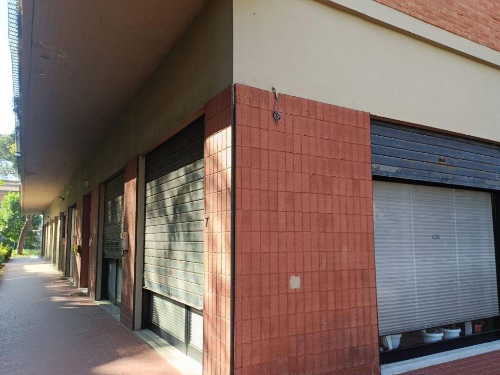 negozio in vendita a Prato in zona Santa Lucia