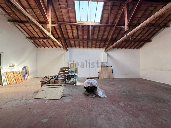 locale di sgombero in vendita a Prato