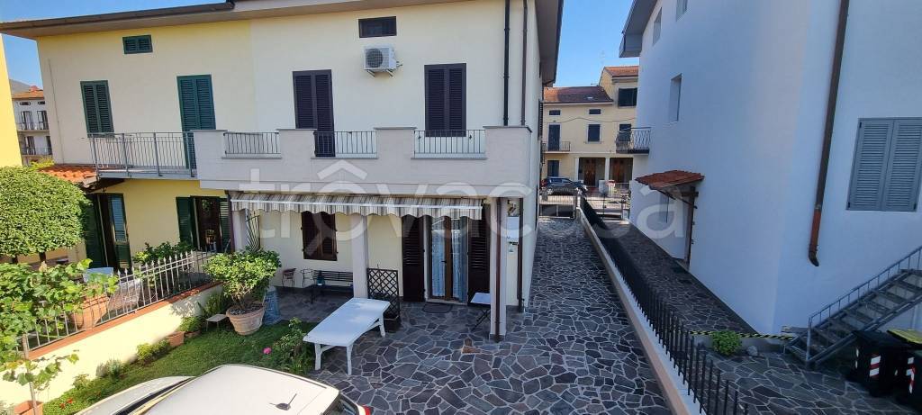 casa indipendente in vendita a Prato in zona San Martino