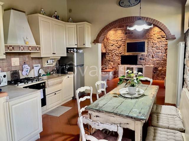 casa indipendente in vendita a Prato in zona Castelnuovo