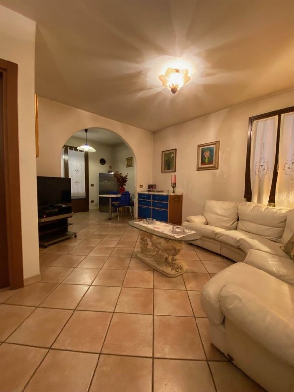 casa indipendente in vendita a Prato in zona Iolo