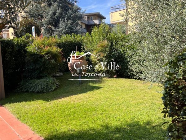 casa indipendente in vendita a Prato in zona Santa Lucia