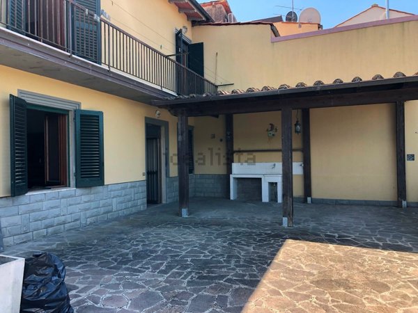 casa indipendente in vendita a Prato in zona Paperino
