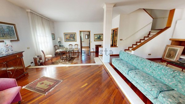 casa indipendente in vendita a Prato