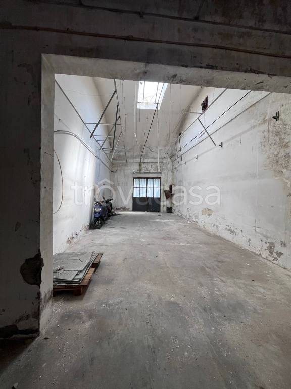 locale commerciale in vendita a Prato