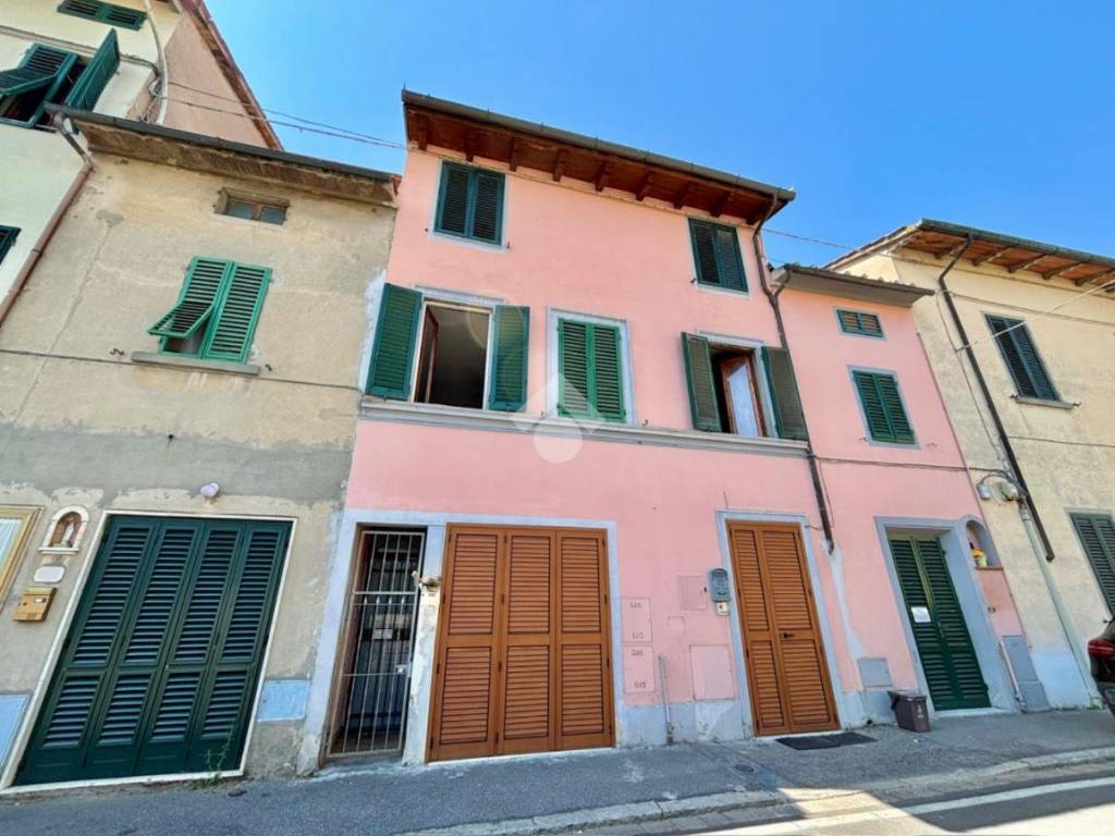 casa indipendente in vendita a Prato in zona Casale