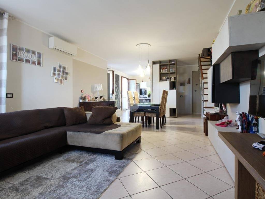 appartamento in vendita a Prato in zona Paperino