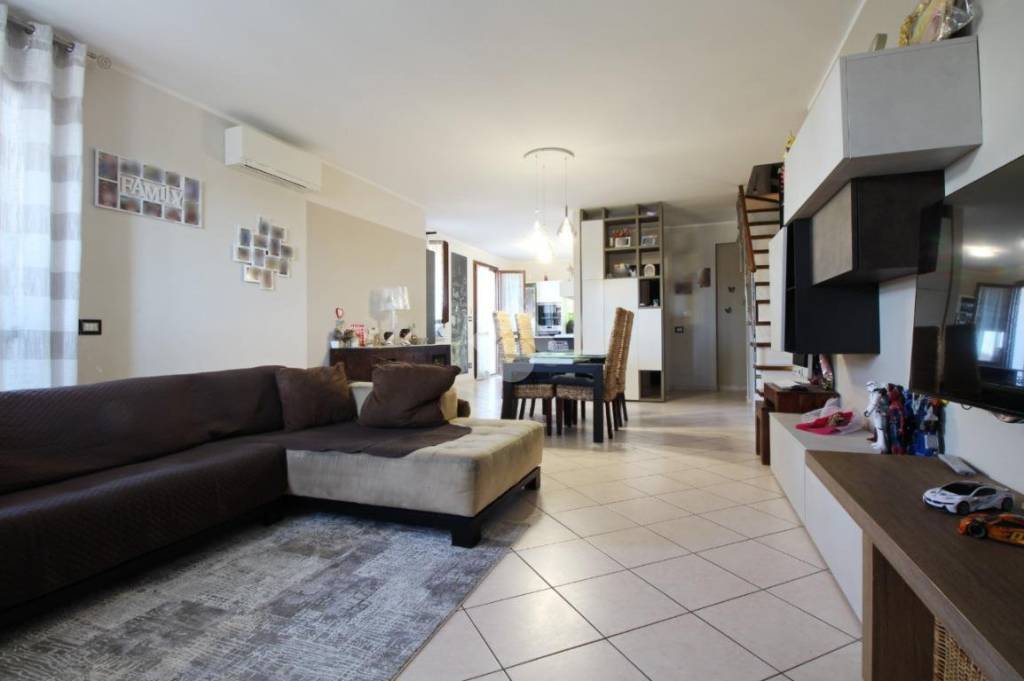 appartamento in vendita a Prato in zona Paperino