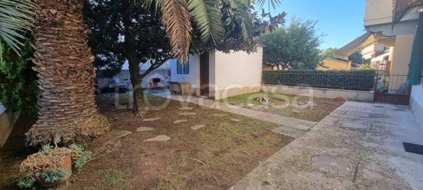 casa indipendente in vendita a Prato in zona Viaccia